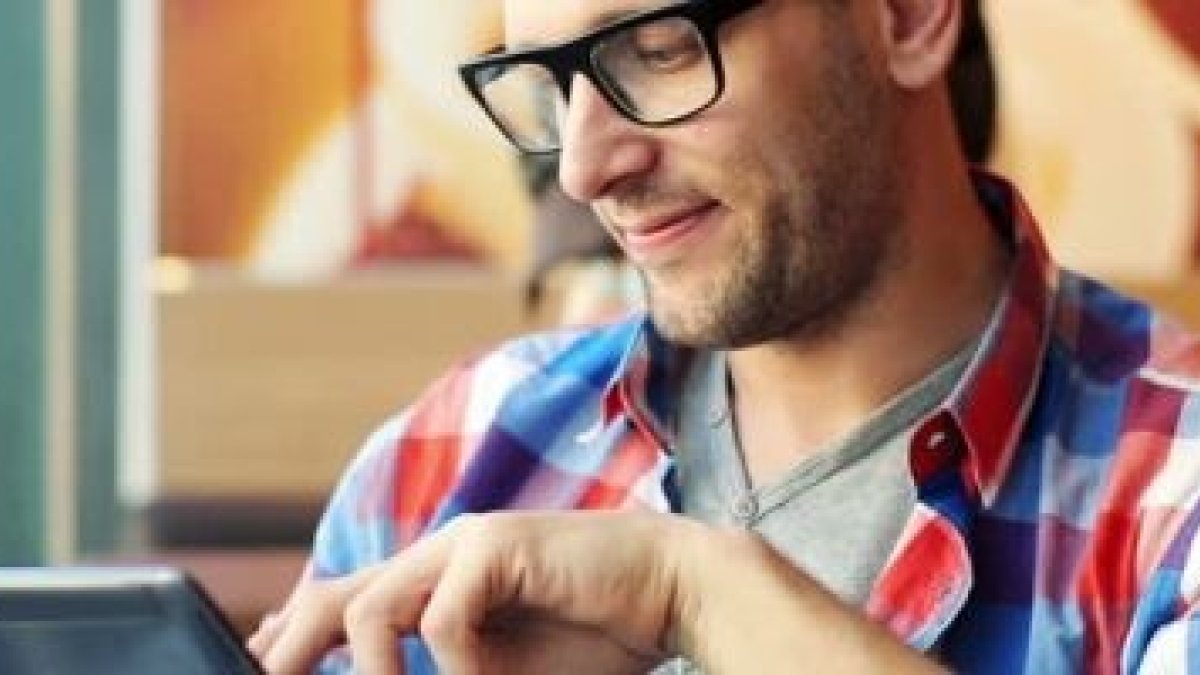 Un posible lector de ReL con gafas hipster repasando, quizá, las noticias más leídas de 2017