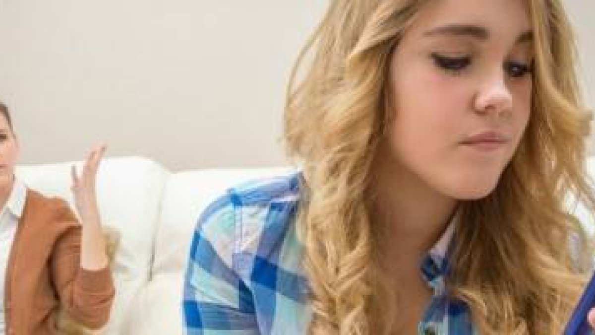 Los padres han de lograr establecer normas, límites y controles en el uso de pantallas, móviles y redes sociales