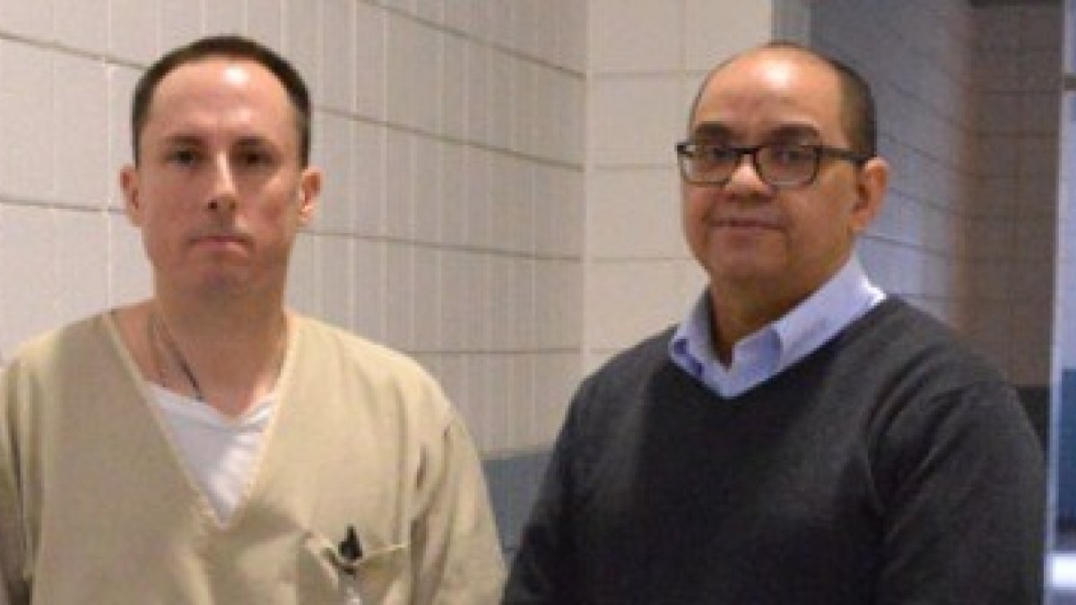 El interno Message, y el diácono Torres, capellán de prisiones, hablan de como la fe y el arte ayudan a los presos