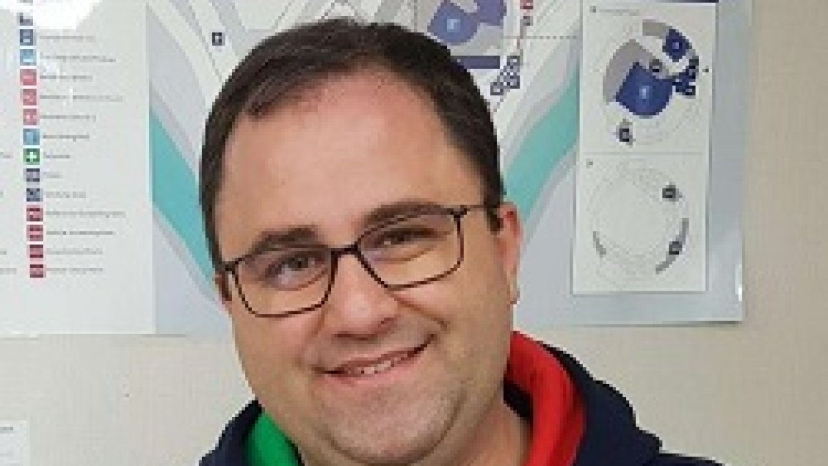 Gionatan de Marco es sacerdote, asistente de los deportistas y párroco en Italia