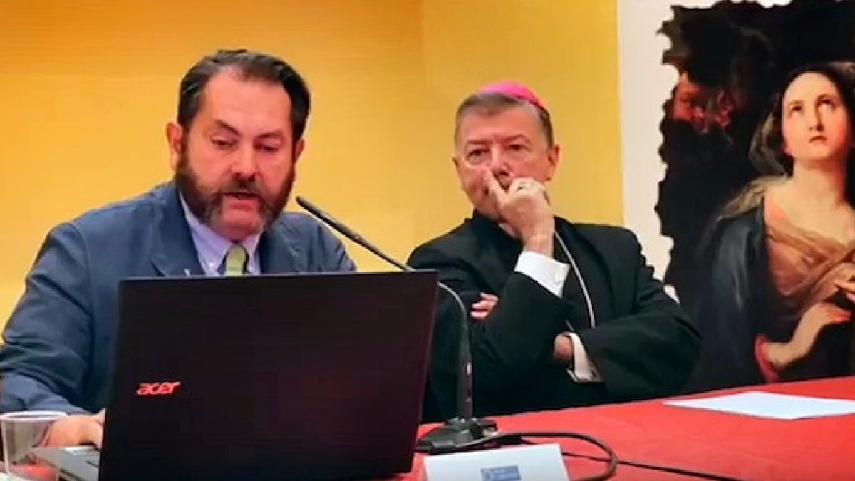 Monseñor Martínez Camino, en un momento del acto junto al presidente de la Fundación Cari Filii, Luis Cort.