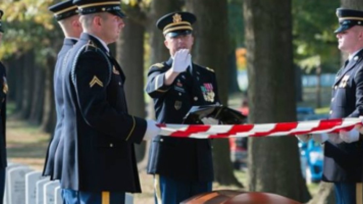 El capellán Matt Whitehead bendice bendice un ataúd en el cementerio nacional de Arlington, EEUU