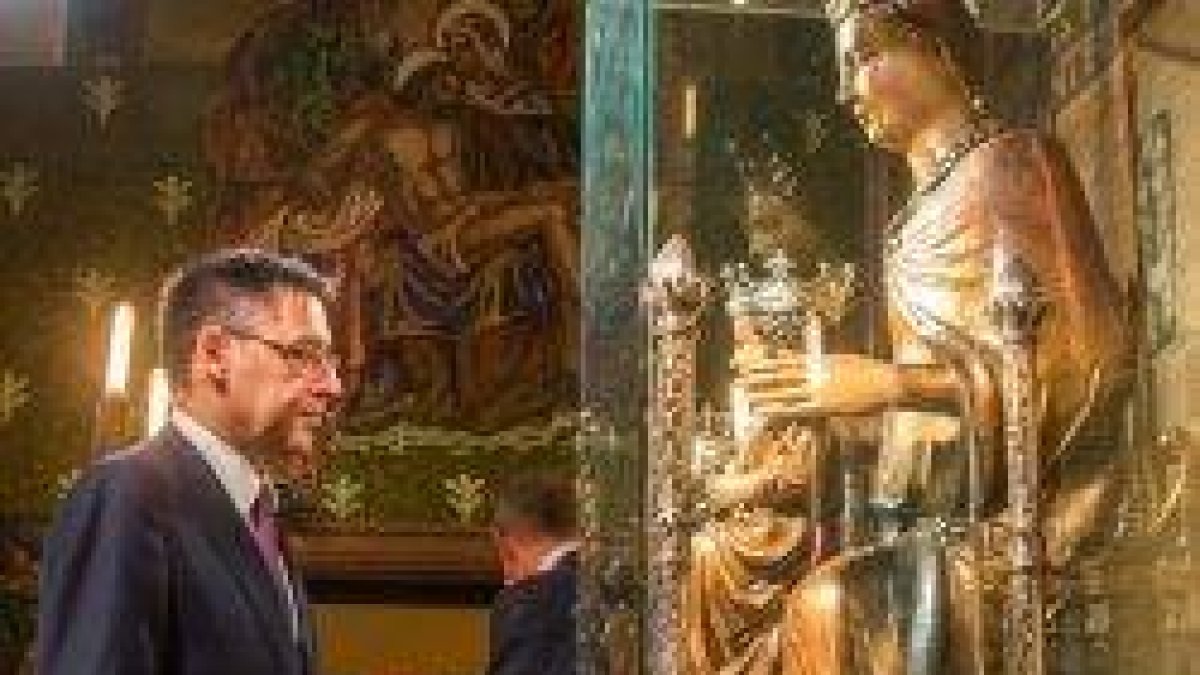 Josep Maria Bartomeu, presidente del FC Barcelona, ante la Virgen de la Merced, patrona de la ciudad