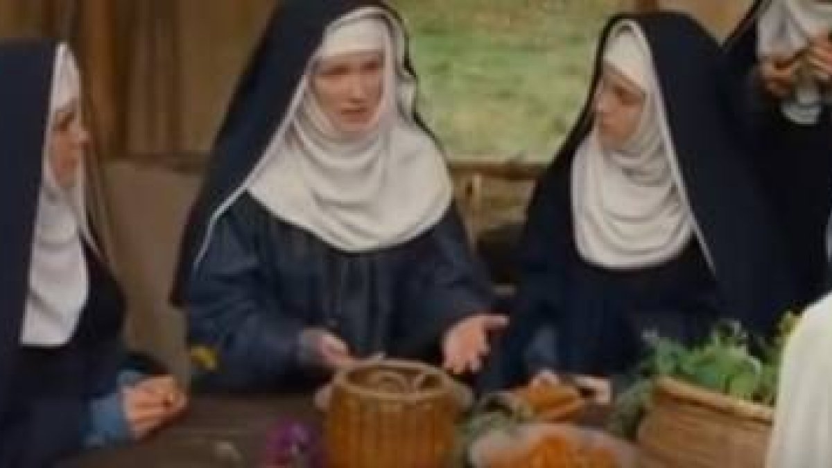 Santa Hildegarda habla de medicina con sus discípulas en la película Visión, de 2009 - es doctora de la Iglesia