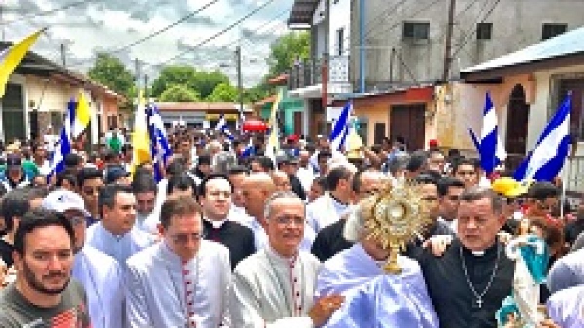 El cardenal Brenes, y el nuncio en Nicaragua, encabezaron esta marcha, junto con el Santísimo
