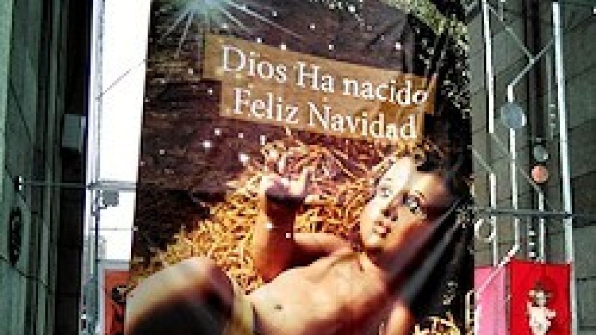 Imagen del Niño Jesús en la Puerta de Alcalá de Madrid: un grupo de jóvenes madrileños sustituyeron así la hostilidad del Ayuntamiento.