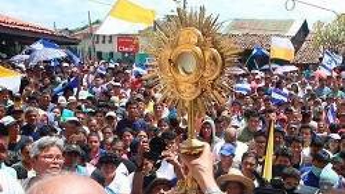 El cardenal Brenes, mostrando el Santísimo en Masaya, donde acudió para evitar una matanza por parte de los sandinistas