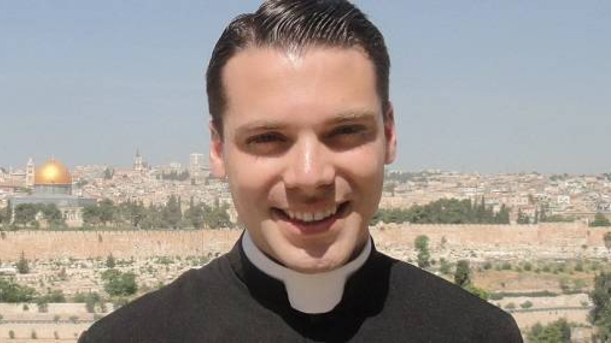 Sean Connolly no tiene todavía 30 años y hace apenas 3 que fue ordenado sacerdote