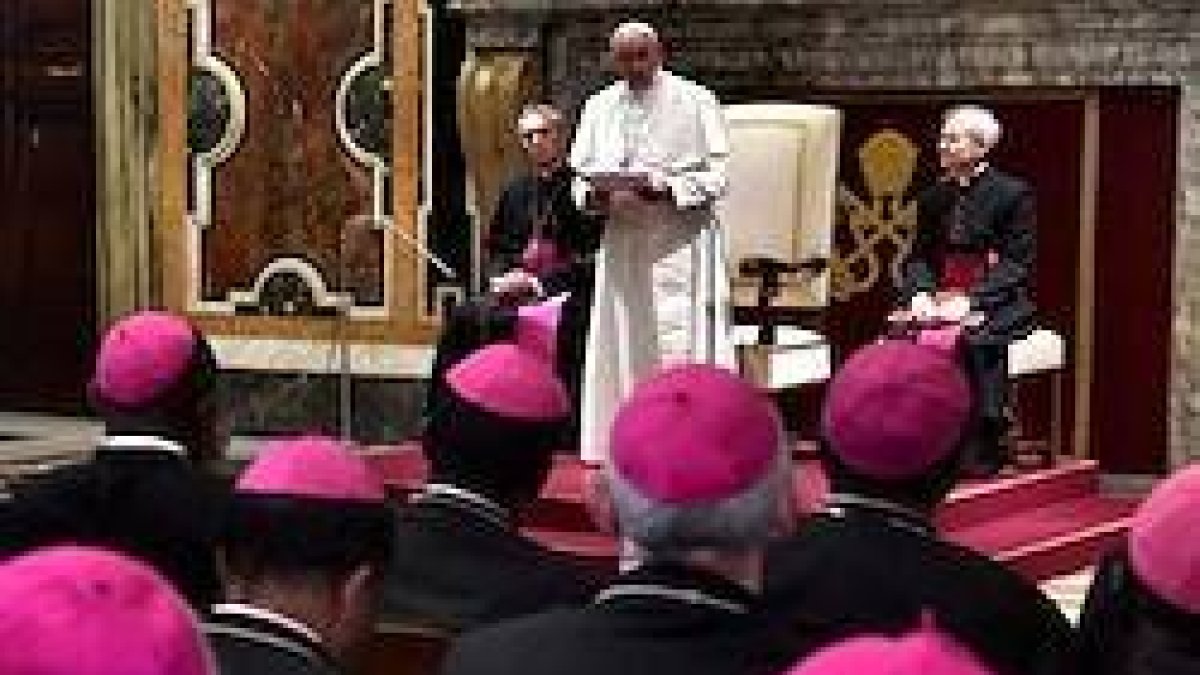 Como en otros discursos de los últimos meses, Francisco volvió a vincular los abusos con el clericalismo.