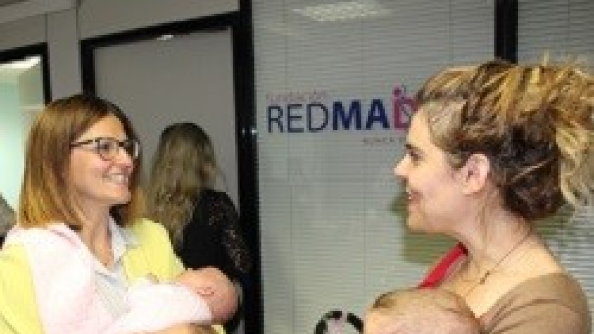 Dos de las participantes en el Encuentro de Blogueras organizado por RedMadre