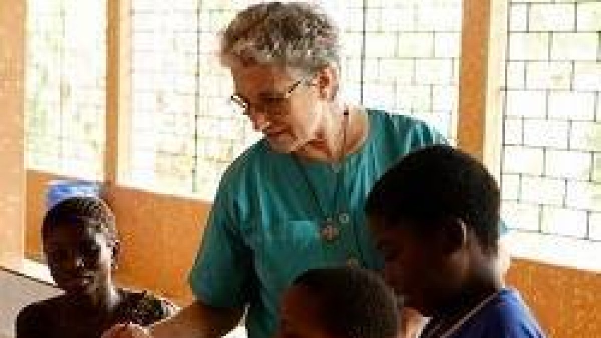 Julía lleva 37 años en Benín y es una institución mundial en la lucha de enfermedades tropicales desatendidas como la úlcera de Buruli