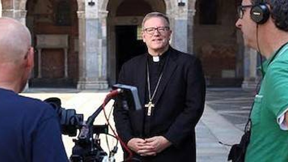 El obispo Barron pide una mayor presencia de sacerdotes allí donde están los no evangelizados o los alejados: entre otros puntos, los medios.
