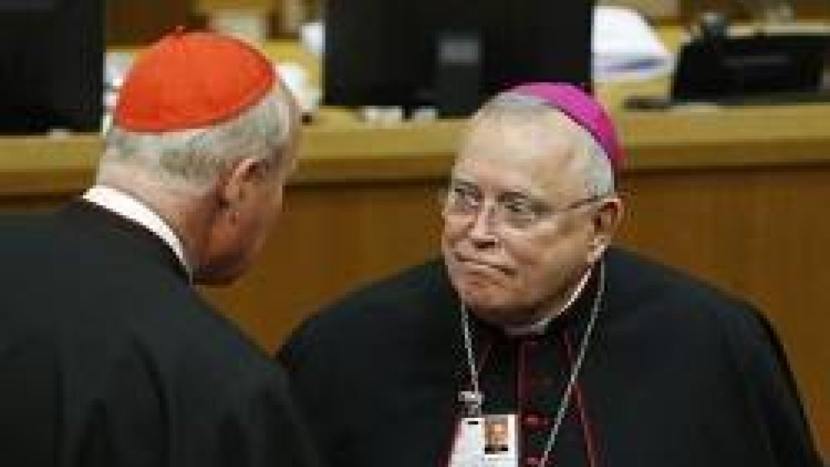 El arzobispo Chaput charla con el cardenal Schonborn durante el Sínodo