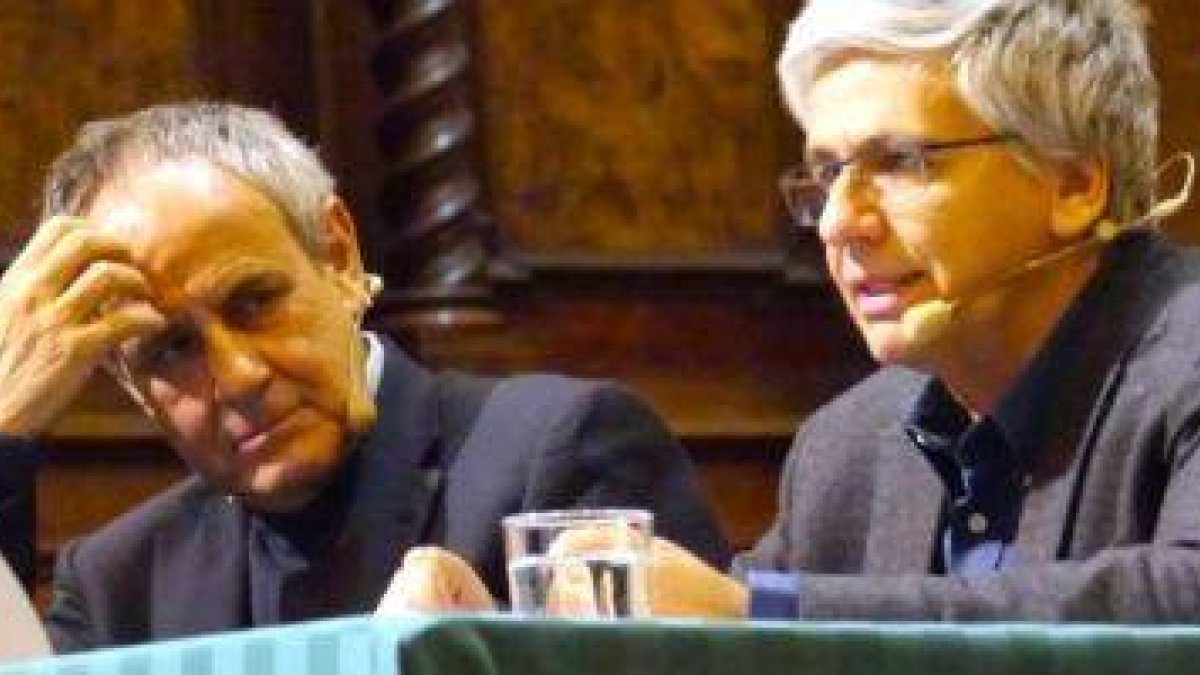 Julián Carrón, a la izquierda, y Andrea Tornielli, a la derecha, en la presentación en Italia de su libro-diálogo