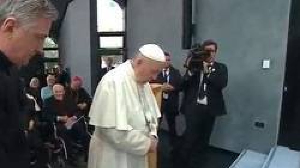 El Papa rezó en la capilla que se encuentra en el lugar de las apariciones en Knock