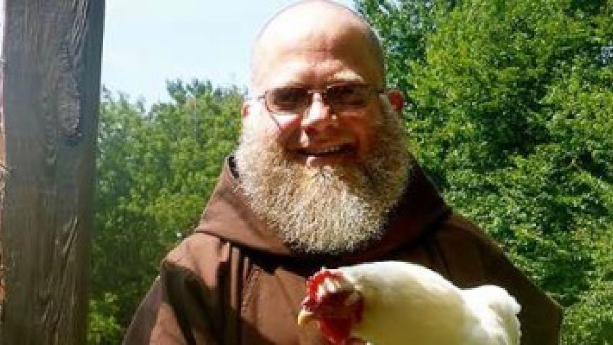 Ofrece dirección espiritual y se le pueden hacer peticiones por email