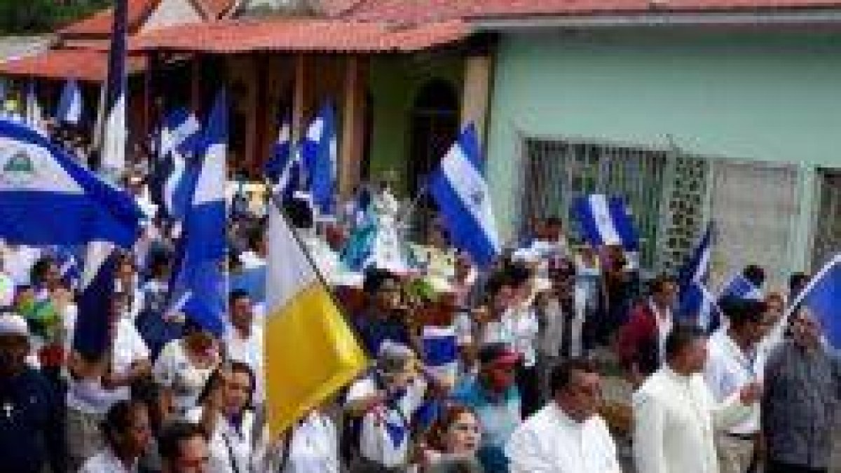 Una manifestación anti-Ortega en Masaya, con sacerdotes en ella