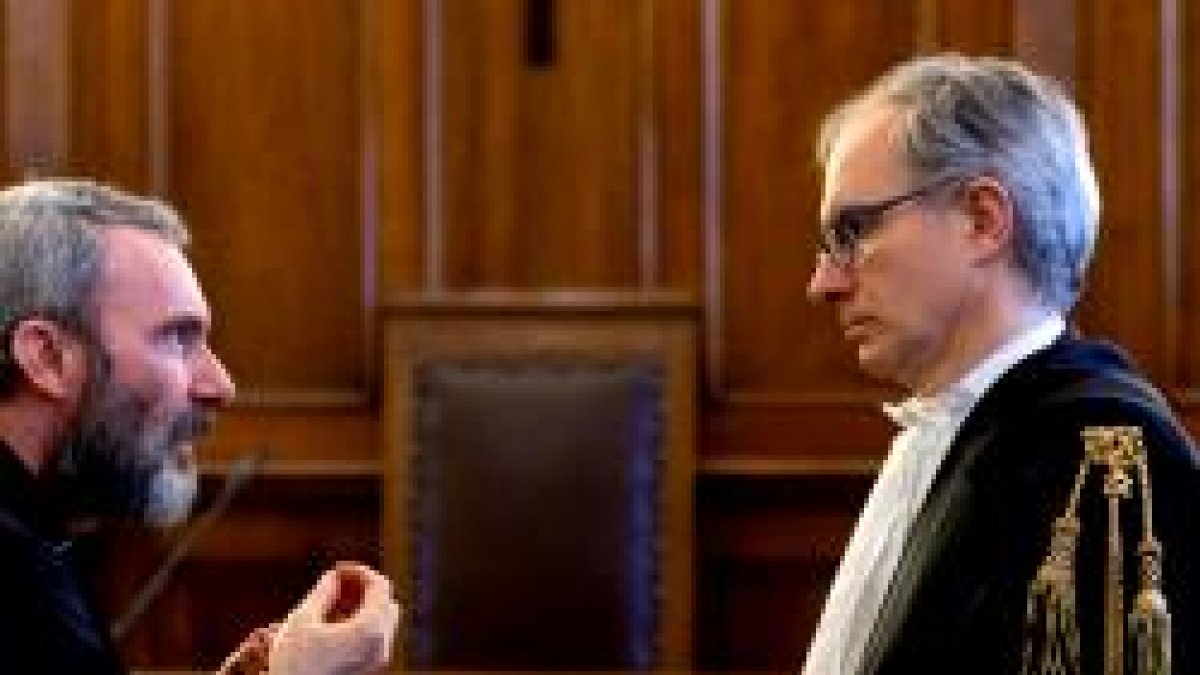 Carlo Alberto Capella, a la izquierda, habla con su abogado durante el juicio