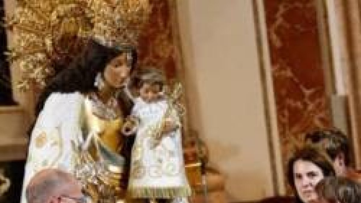Muchos acuden al besamanos de la Virgen de los Desamparados en su Basílica de Valencia