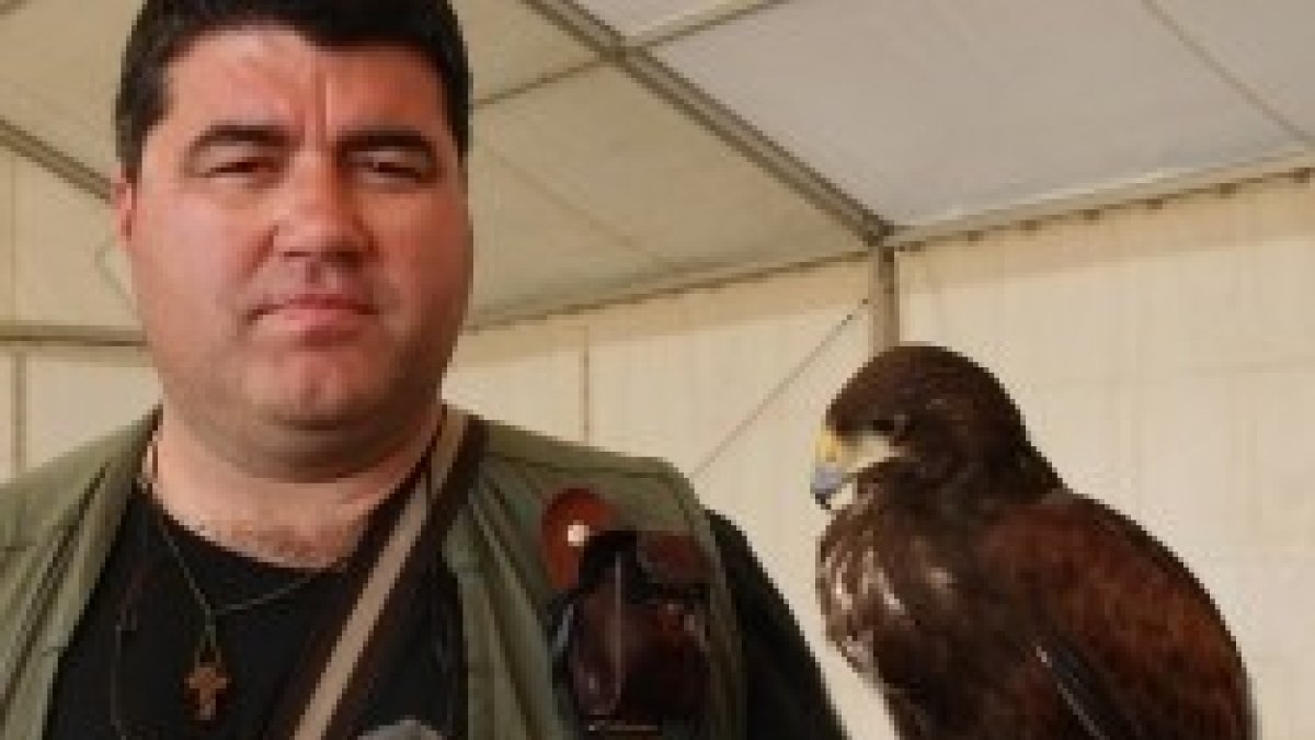José Amalio, párroco de Coín, es un entusiasta de la cetrería y el contacto con la naturaleza