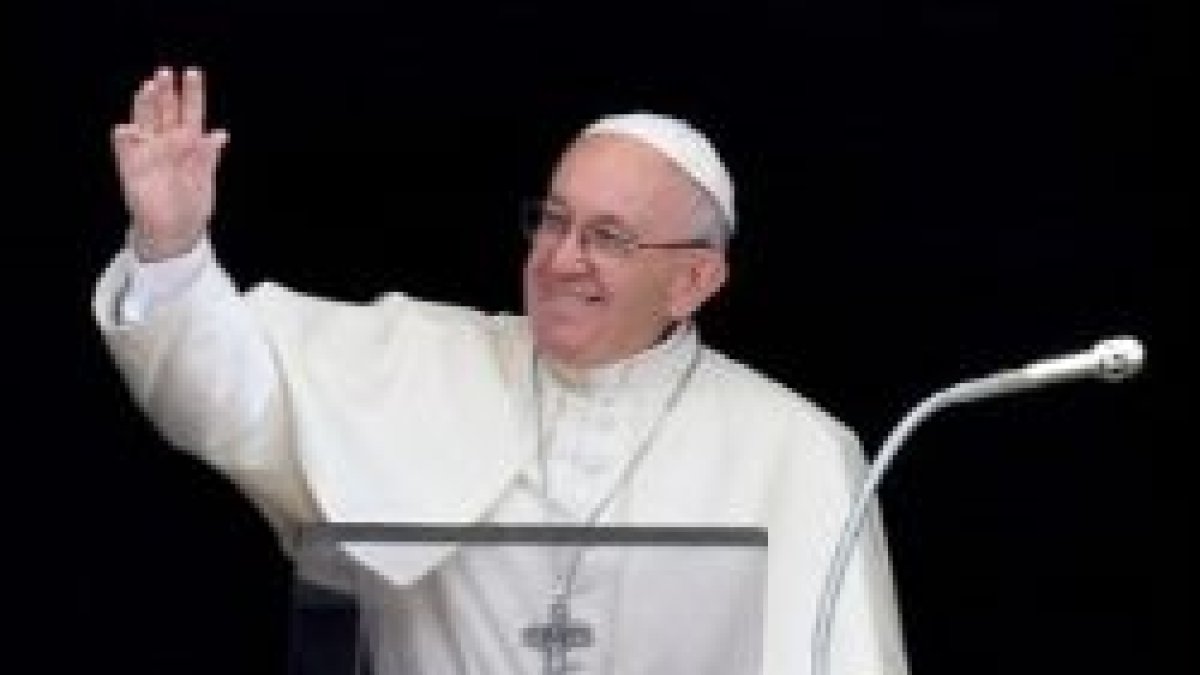 Francisco saluda durante el Ángelus del Día de San Juan Bautista