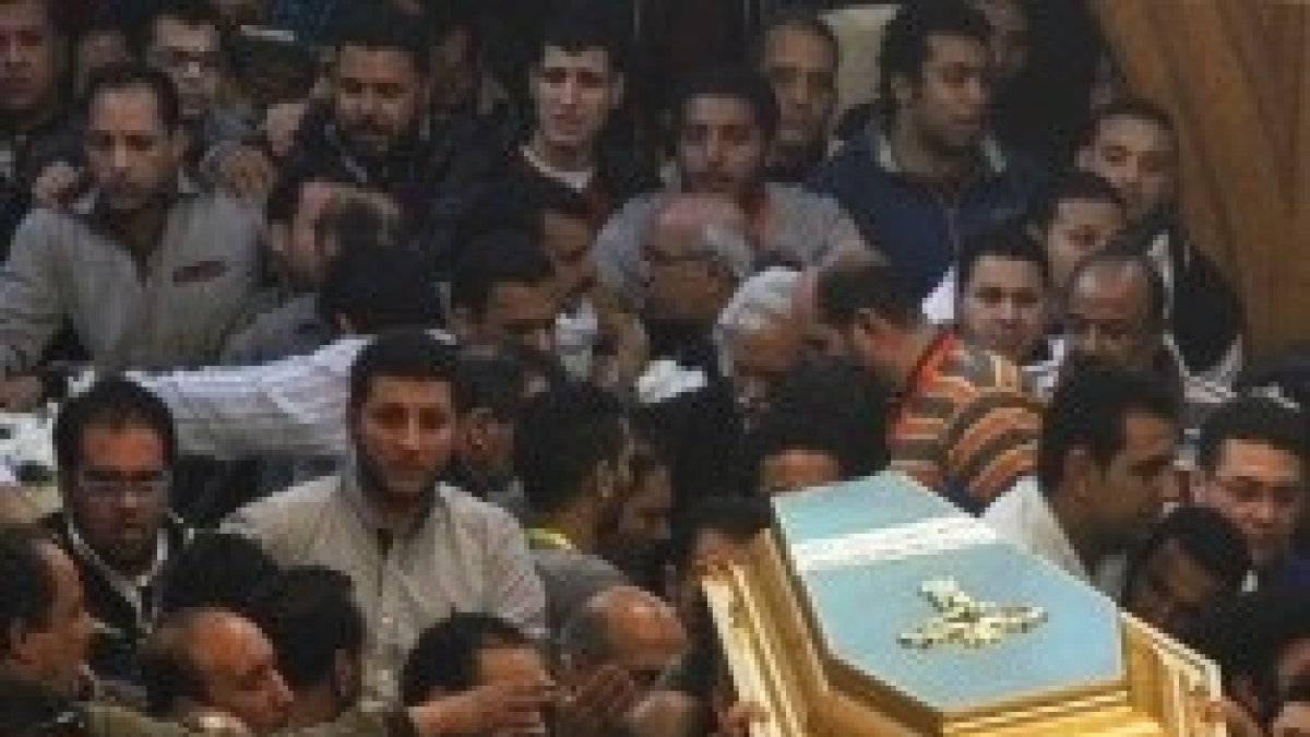 En la parroquia de Mar Mina -San Menas- multitudes acuden a los funerales por los coptos asesinados