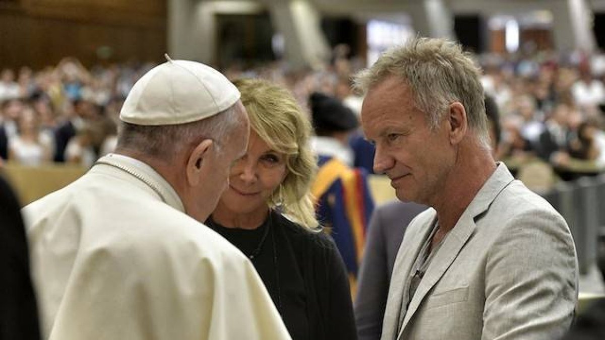 Sting, y sobre todo su esposa, tenían muchas ganas de conocer al Papa en persona. Se emocionaron, y el cantante publicó orgulloso esta instantánea en su perfil de Twitter.