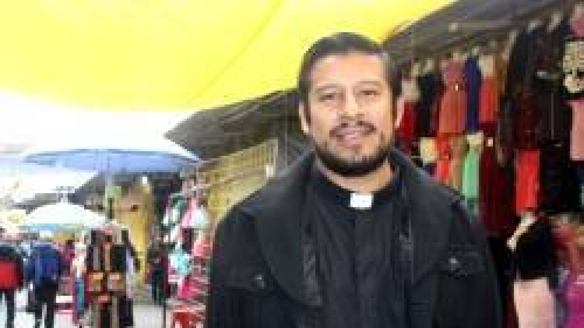 El padre Gabriel, en el barrio de La Merced de Ciudad de México, con una pastoral tienda a tienda
