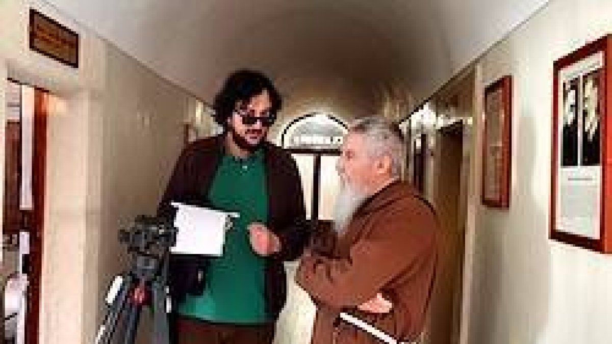 José María Zavala, junto al padre Carlo María Laborde, de los capuchinos de San Giovanni Rotondo, en un momento del rodaje.