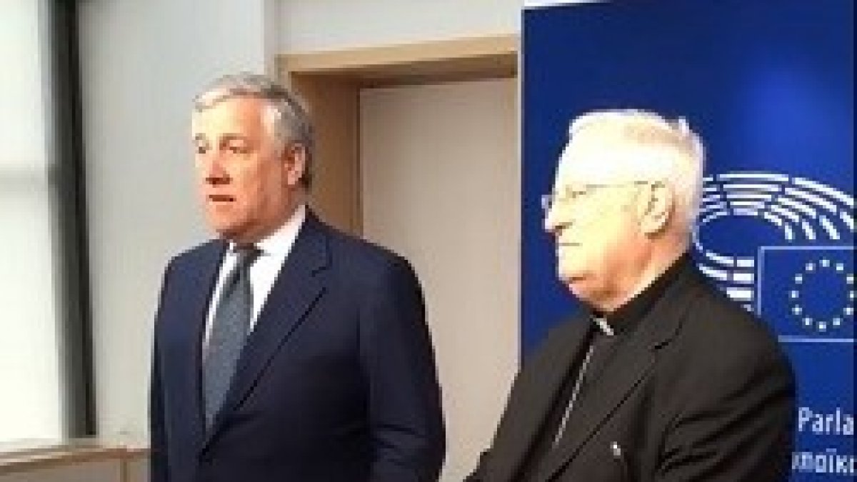 El presidente del Parlamento Europeo, Antonio Tajani, junto al cardenal Bassetti