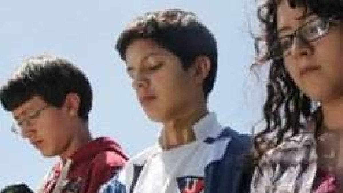 Jóvenes comunicados pero en realidad solitarios y sin amistades profundas... la Iglesia ha de ofrecer comunidad