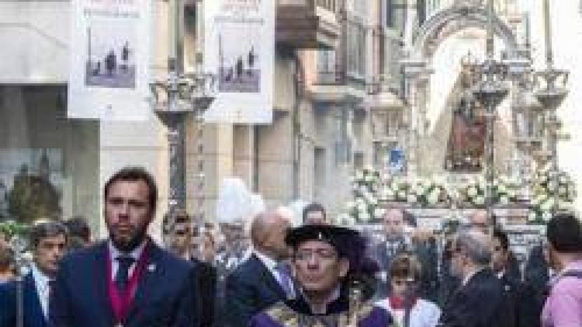 El alcalde socialista Óscar Puente, con medalla, en procesión el 8 de septiembre con la Virgen de San Lorenzo