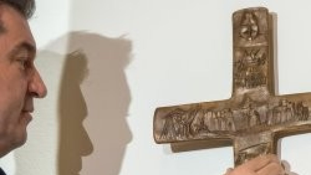 Markus Söder coloca una cruz en su despacho para dar ejemplo