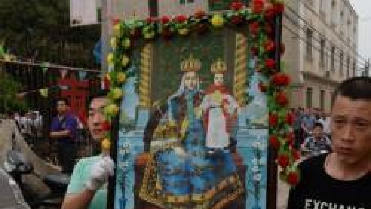 Los cristianos en China sufren controles cada vez más asfixiantes y exagerados recortes de su libertad religiosa