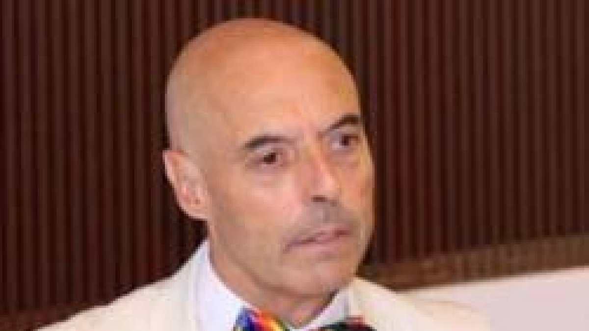 El diputado socialista y activista LGTB Antonio Hurtado promueve la campaña contra los bienes eclesiales