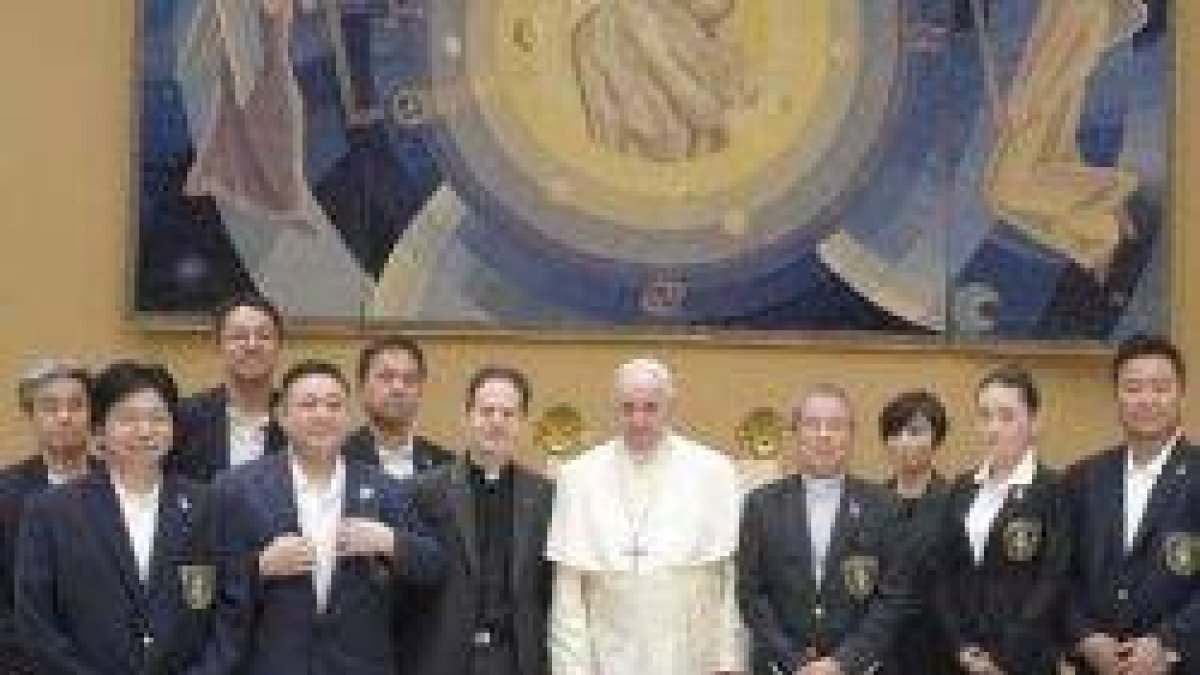 Francisco anunció a estos visitantes japoneses su plan de visitar el país en 2019