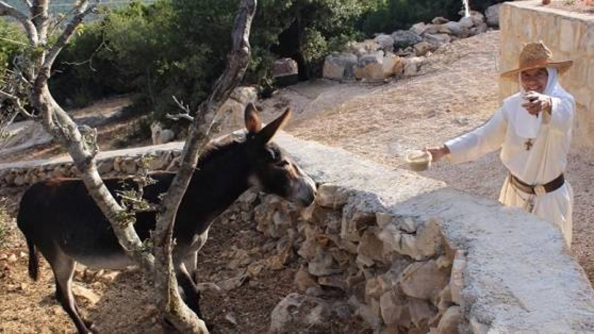 Béatrice vive en una montaña entre la frontera libanesa e isarelí desde donde reza por la paz y la reconciliación
