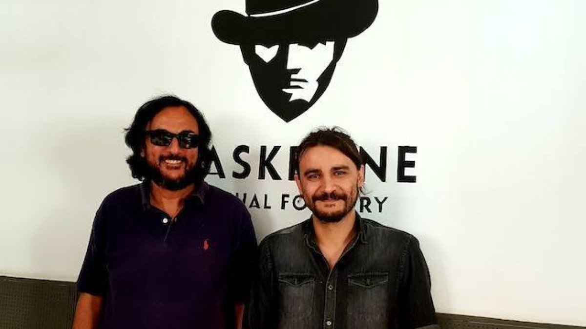 José María Zavala, director de «El Misterio del Padre Pío», a la izquierda, junto a Javier de la Cruz, autor de la banda sonora.