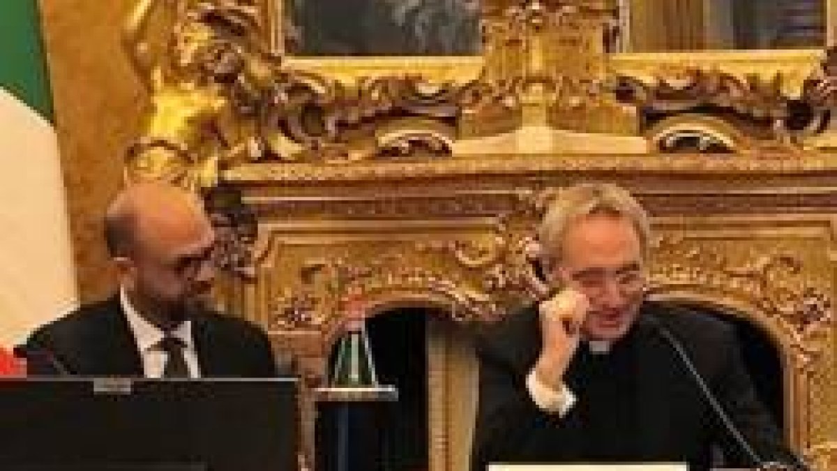 El arzobispo Georg Ganswein al presentar  en Roma el libro La Opción Benedicto, de Rod Dreher