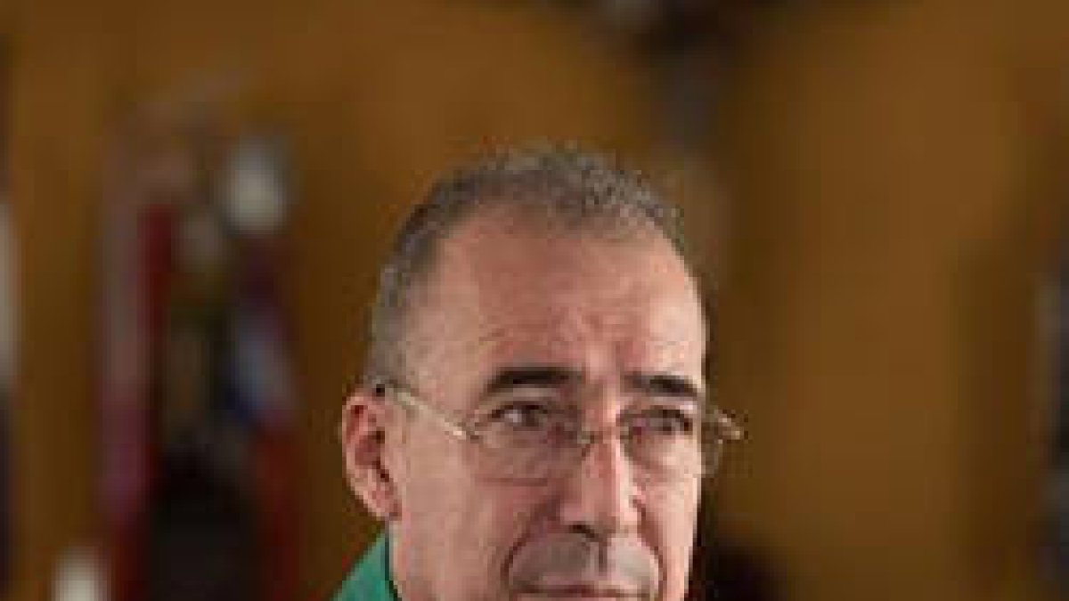 P. Edwin Román, párroco de San Miguel Arcángel, en Masaya