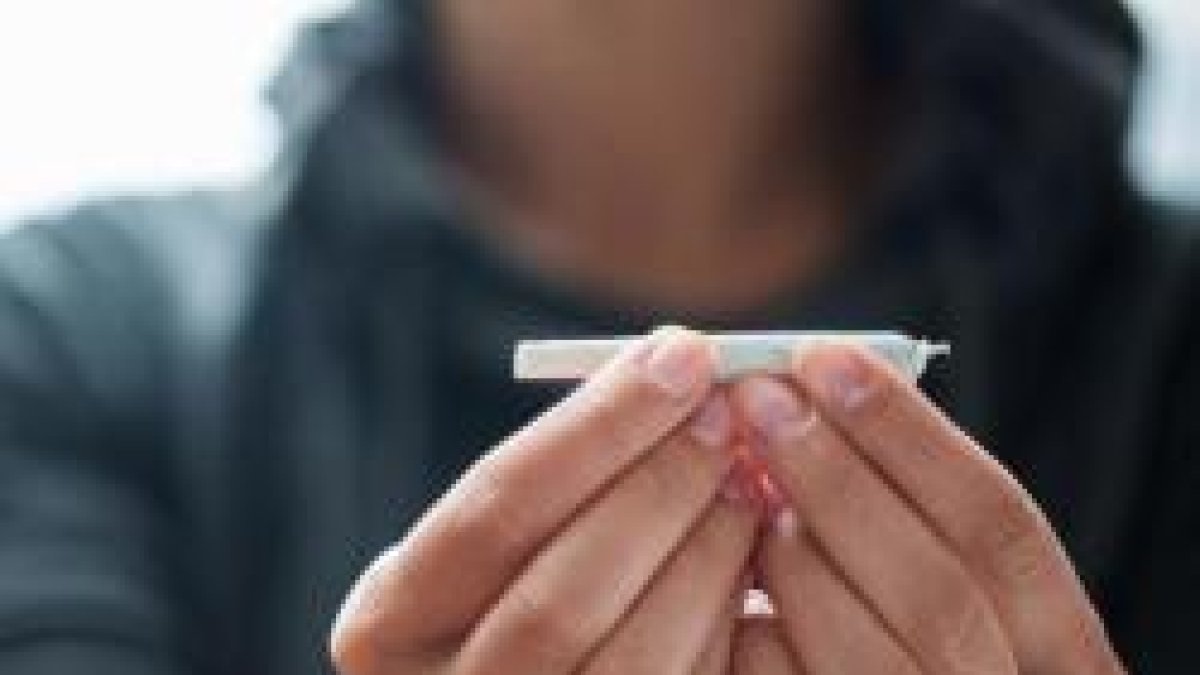 La marihuana tiene una serie de riesgos importantes, pero muchos jóvenes y parte de la sociedad se niegan a admitirlos
