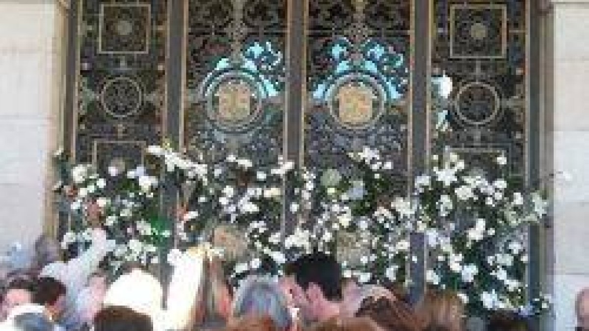 Cientos de vecinos de La Coruña acudieron muy enfadados este lunes al Ayuntamiento con claveles blancos