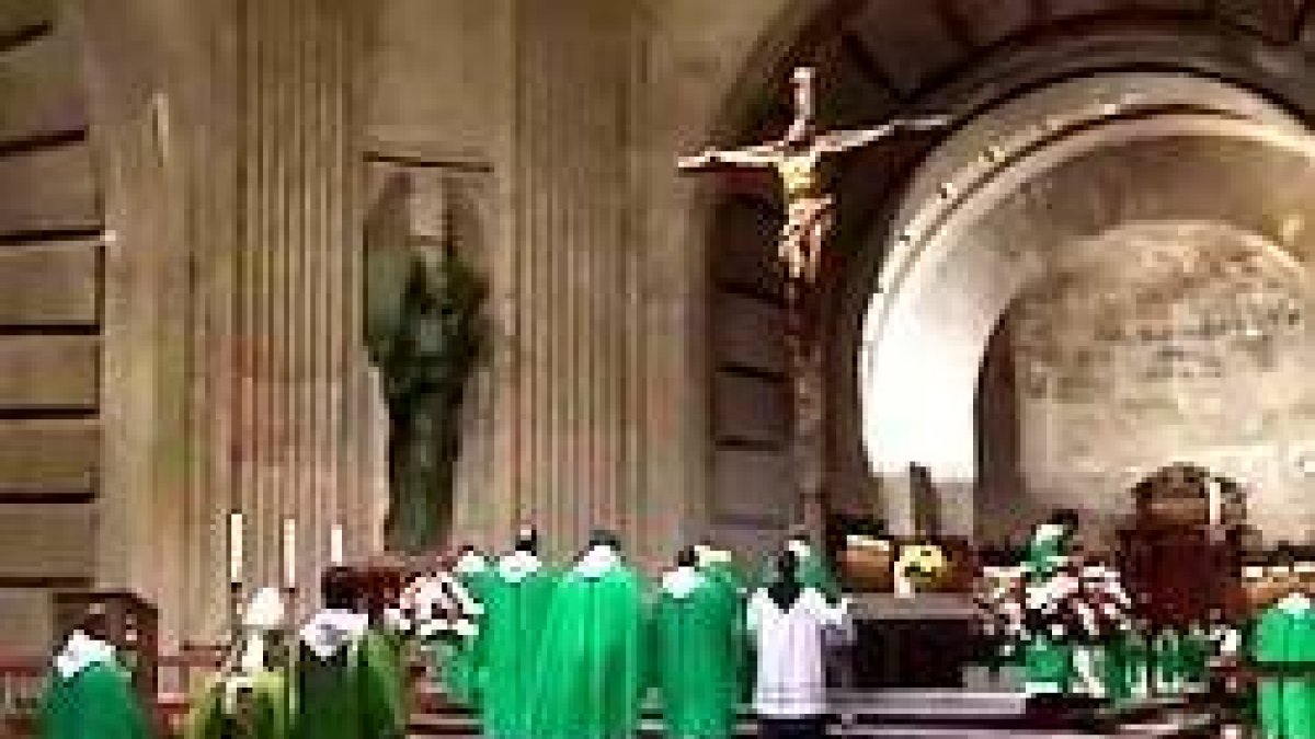 Para encubrir legalmente la exhumación de Franco (no podría hacerse un decreto contra una persona concreta), Pedro Sánchez pretende sacar de sus tumbas a 19 monjes benedictinos y otras 172 personas cuyos cuerpos fueron entregados en custodia a la abadía.