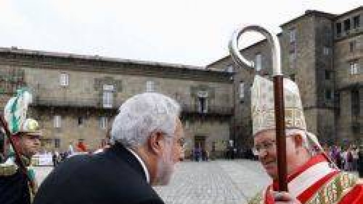 Julián Barrio, arzobispo de Santiago, saluda al Presidente del Parlamento gallego, oferente de la jornada
