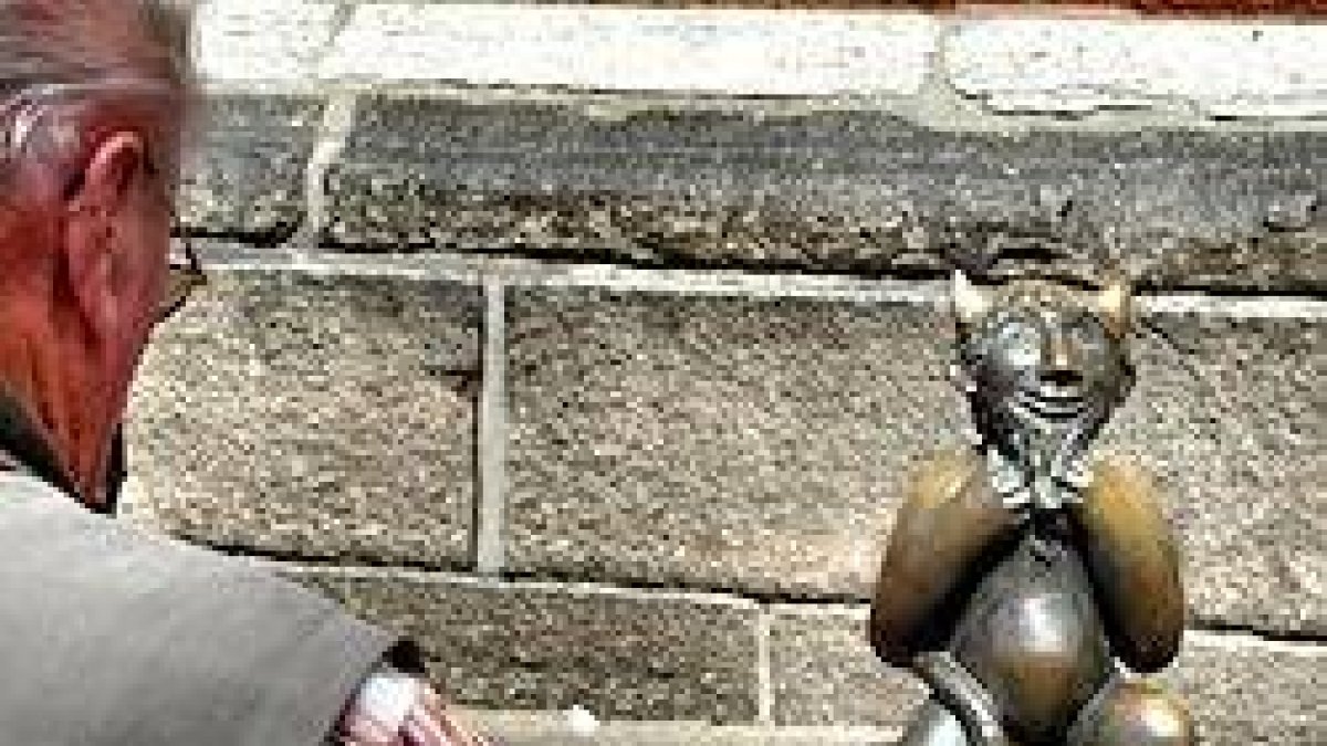 La estatua del diablo en Lübeck (Alemania) inspira la idea municipal para Segovia.