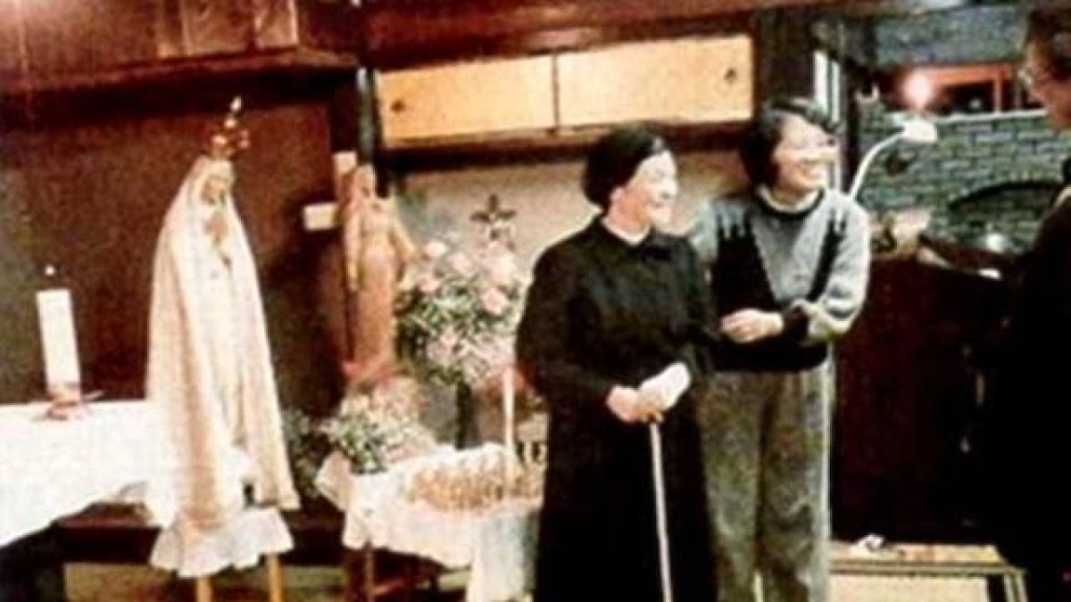La religiosa Agnès Sasagawa, depositaria de los mensajes de la Virgen de Akita, junto con la imagen y la imagen peregrina de Fátima.