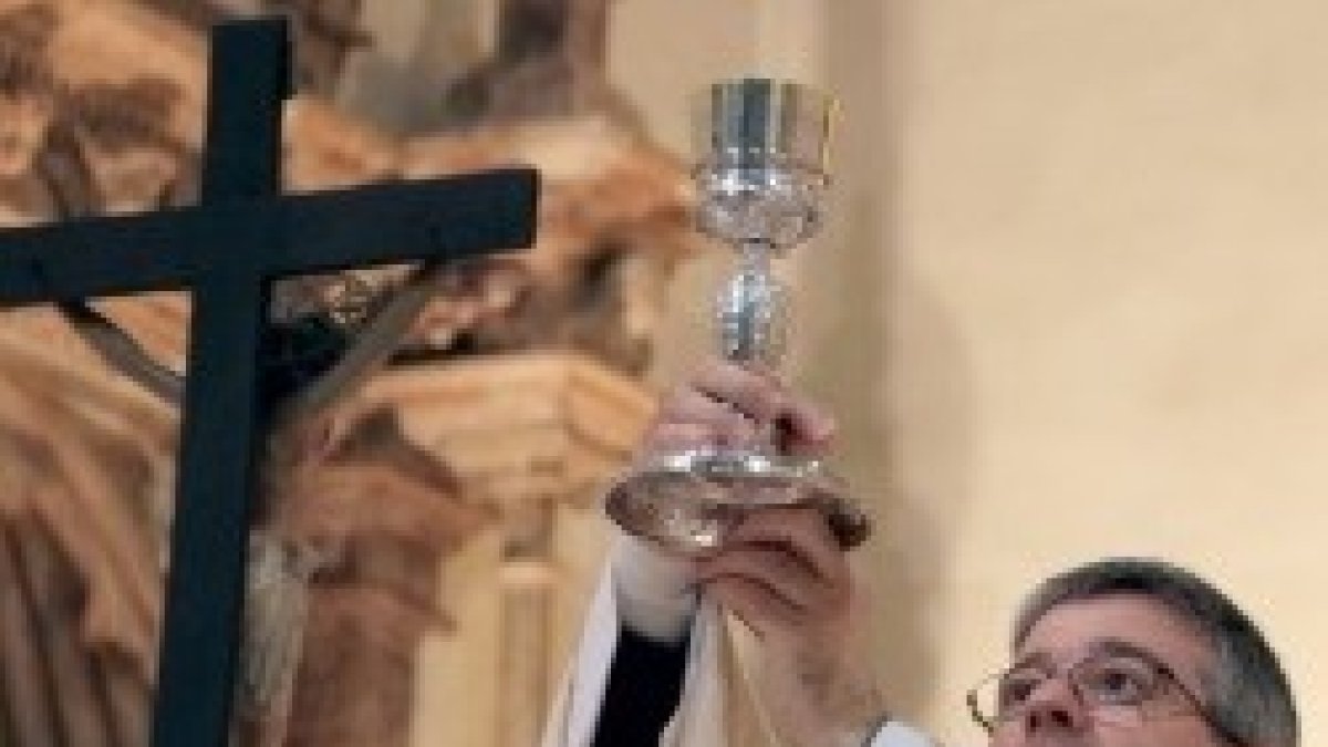 El padre Jorge Teulón en la misa por los autores y amigos de ReL fallecidos