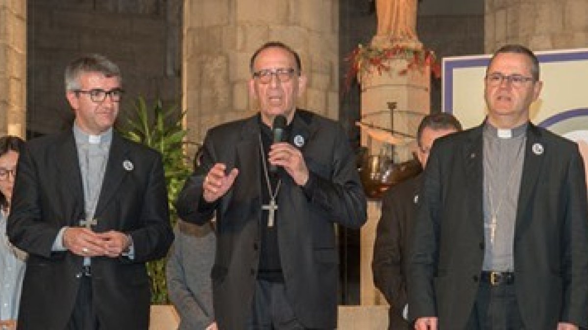 El cardenal Omella, flanqueado por los obispos auxiliares, en la presentación del plan en Santa María del Mar