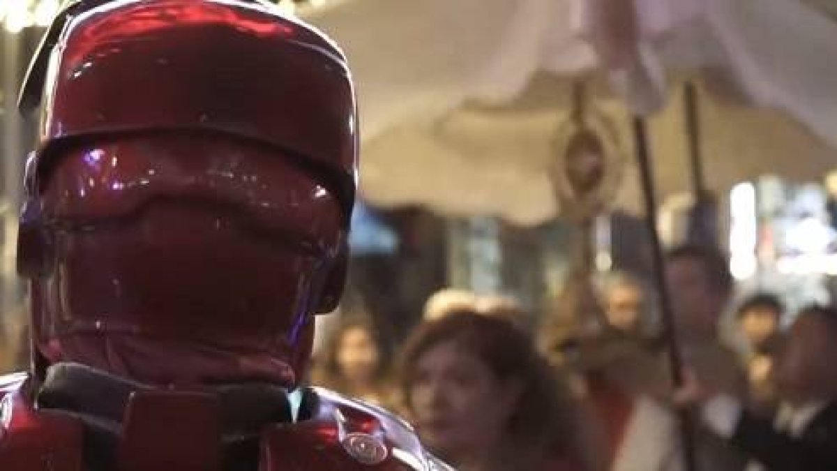 También los superhéroes contemplaron el paso de Cristo en la Eucaristía por las calles de Hollywood