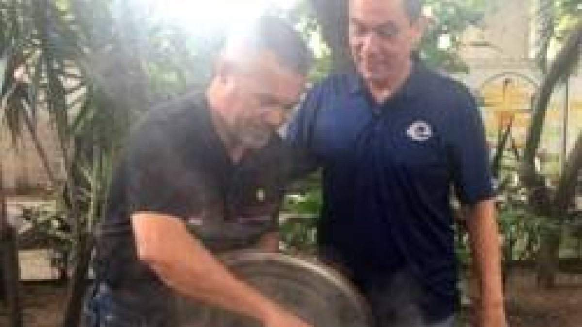 Fernando Albán, con polo azul, ayudando en las Ollas Solidarias de Cáritas, en septiembre de 2017